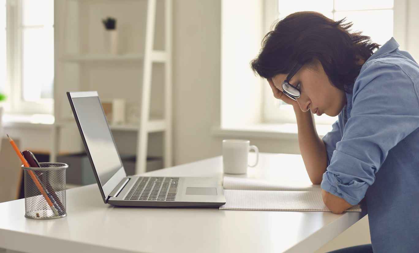 woman looking at a laptop, ppc marketing tips