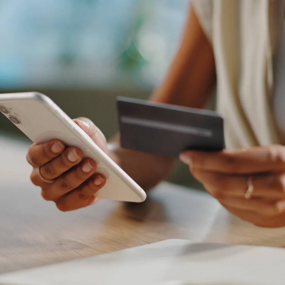 Image illustrating steps for using a credit card for online shopping.